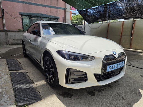 시공을 마친 BMW I4 외관